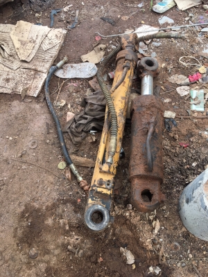 ขายกระบอกไฮโดรลิค pc200 กะบอกละ5500บาท 0816278866