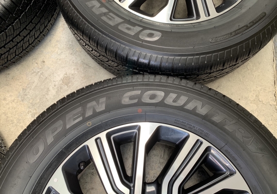 แม็กป้ายแดง Nissan Terra ขอบ 18 พร้อมยางป้ายแดง 255-60-18 Toyo ปี 18 แม็กสวย ตุ่มเด้ง มีเส้นสี