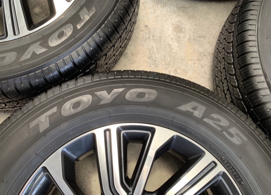 แม็กป้ายแดง Nissan Terra ขอบ 18 พร้อมยางป้ายแดง 255-60-18 Toyo ปี 18 แม็กสวย ตุ่มเด้ง มีเส้นสี