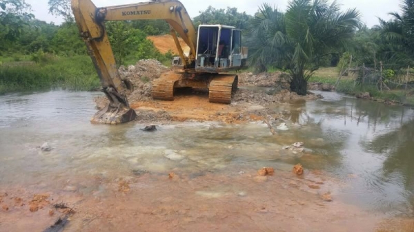ขายKOMATSU PC200-5 มี3คันราคาคันละ350,000/400,000/500,000