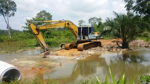ขายKOMATSU PC200-5 มี3คันราคาคันละ350,000/400,000/500,000