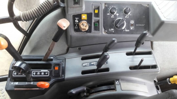 ขายFORD 7840เก๋งตู้แอร์เกียร์ท๊อกไฟฟ้าครับอุปกรณ์2ชิ้นใมมีดหน้า+ผาน7เอกสารอินวอย ราคา650,000บาท ติดต่อคุณอ๊อฟ พิจิตร 086-737-9991