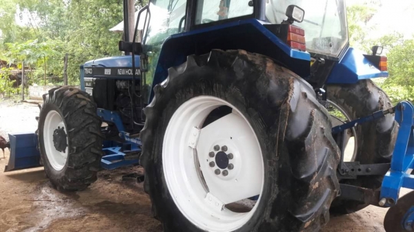 ขายFORD 7840เก๋งตู้แอร์เกียร์ท๊อกไฟฟ้าครับอุปกรณ์2ชิ้นใมมีดหน้า+ผาน7เอกสารอินวอย ราคา650,000บาท ติดต่อคุณอ๊อฟ พิจิตร 086-737-9991