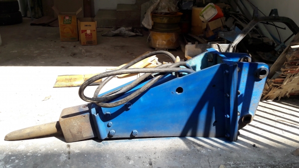 หัวแย็ก BREAKER หัวกระแทก Krupp HM 301 น้ำหนัก 450 kg, เยอรมัน ซอกใน 17 ซม.รูสลัก 45 mm. เข็ม 80 mm ราคา 95,000 บาท 084-5424150