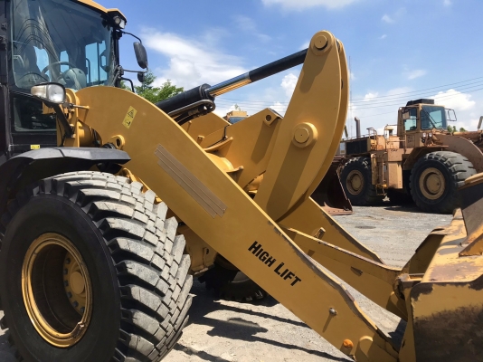 ขายรถตัก CATERPILLAR 938K ยกสูง 4.50 เมตร นำเข้าจากญี่ปุ่น พร้อมใช้ครับ ติดต่อ 063-9316985 ID LINE : 0639316985 ครับ