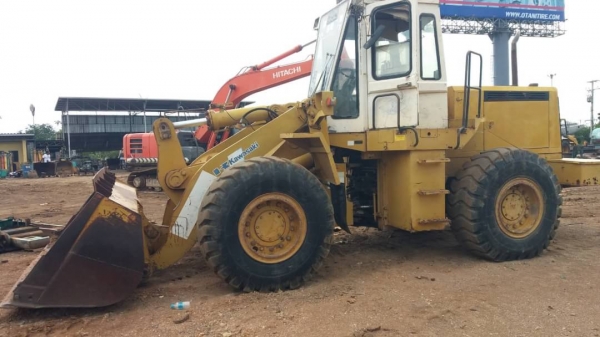 ขาย 650,000 รถตักล้อยาง KAWASAKI 70 Z UERO 3 เล่มทะเบียน ขนาดตักได้ 3 คิว เครื่องดี เกียร์แรง เอวแน่น ยางดี รถสวยพร้อมใช้เอกสารพร้อมโอน รถอยู่ ปทุมธานี 090-772-3710 090-772-3708