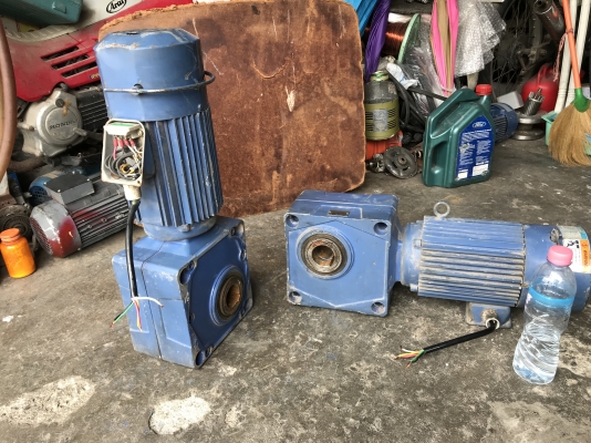 ขายมอเตอร์เกียร์แบบเพลาสวม Hyponic drive Sumitomo 2HP. 380V อัตราทด 1:20 มีระบบเบรคในตัว เพลาออกประมาณ 70รอบต่อนาที สภาพสวย พร้อมใช้งาน มี 2ตัวครับ ราคาตัวละ 7,000 บาท
