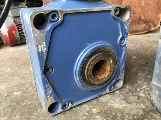 ขายมอเตอร์เกียร์แบบเพลาสวม Hyponic drive Sumitomo 2HP. 380V อัตราทด 1:20 มีระบบเบรคในตัว เพลาออกประมาณ 70รอบต่อนาที สภาพสวย พร้อมใช้งาน มี 2ตัวครับ ราคาตัวละ 7,000 บาท