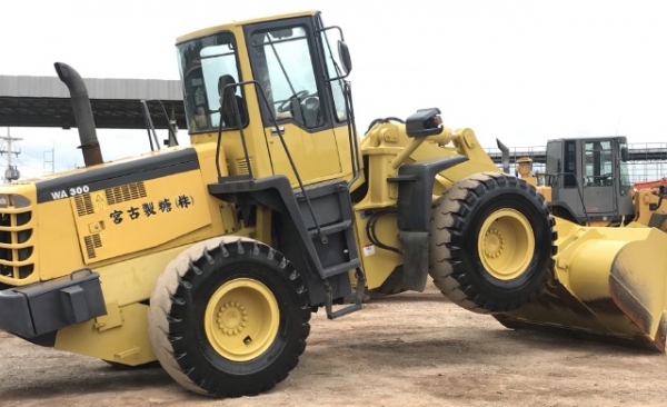 ขายรถตักล้อยาง KOMATSU WA300-3E นำเข้าเองจากญี่ปุ่น สภาพสวยพร้อมใช้ มีVDOการทำงานครับ