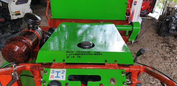 รถตัดหญ้ายืนขับใบตัว Y