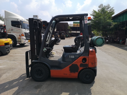 รถยกโตโยต้ารุ่น 8 น้ำหนักยก 1.5 ตัน เสาสูง 3 เมตร เครื่องเบนซินติดแก๊ส เกียร์ออโต้