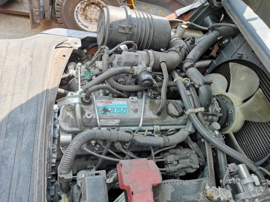 รถยกโตโยต้ารุ่น 8 น้ำหนักยก 1.5 ตัน เสาสูง 3 เมตร เครื่องเบนซินติดแก๊ส เกียร์ออโต้