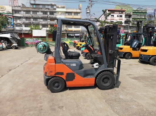 รถยกโตโยต้ารุ่น 8 น้ำหนักยก 1.5 ตัน เสาสูง 3 เมตร เครื่องเบนซินติดแก๊ส เกียร์ออโต้