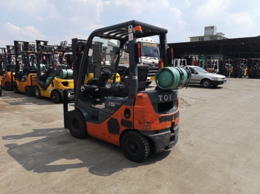 รถยกโตโยต้ารุ่น 8 น้ำหนักยก 1.5 ตัน เสาสูง 3 เมตร เครื่องเบนซินติดแก๊ส เกียร์ออโต้