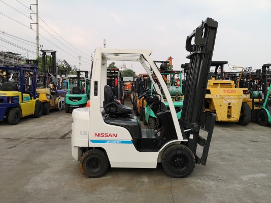 รถยกนิสสัน น้ำหนักยก 1.5 ตัน เสาสูง 4 เมตร เครื่องดีเซล เกียร์ออโต้