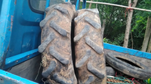 ยางรถไถขอบ8-18ขายตามสภาพไม่บวมไม่แตกสนใจติดต่อมาใด้คับ