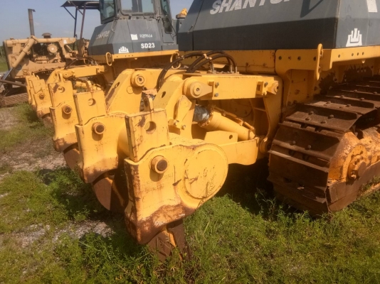 มี2คัน SHANTUI SD23 ขายคันละ 950,000 เป็นรถจีนคันที่1ทำงาน1760ชม.คันที่2.1917 ขนาดเท่ากับD7 มีลิฟหลัง