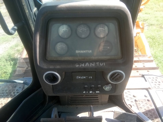 มี2คัน SHANTUI SD23 ขายคันละ 950,000 เป็นรถจีนคันที่1ทำงาน1760ชม.คันที่2.1917 ขนาดเท่ากับD7 มีลิฟหลัง