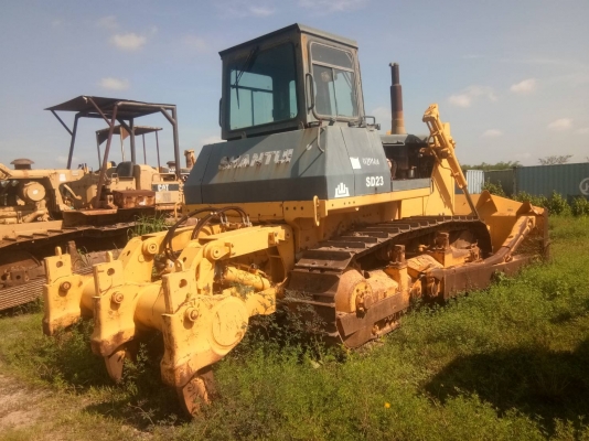 มี2คันขายคันละ950,000 SHANTUI SD23 เท่ากับD7 เป็นรถนำเข้าจากจีนคันที่1.1760ชม. คันที่2.1917ชม.มีลิฟเปอร์หลัง