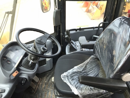 ขายรถตักล้อยาง KOMATSU WA320-5 นำเข้าเองจากญี่ปุ่น สภาพสวยพร้อมใช้ มีVDOการทำงานครับ