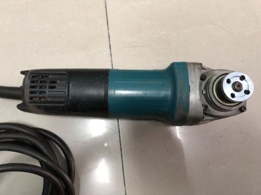 หินเจียร์ 4" makita 9553BX สวิทช์ท้าย หินเจียร์ 4" makita 9553BX สวิทช์ท้าย