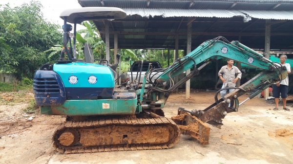ขาย 245,000 KOMATSU pc 30-8 พร้อมหัวเจาะ เครื่องดี ปั้มแรง เอวแน่น ช่วงล่างเต็ม มีบุ้งกี๋ให้อีก 2 ลูก รถพร้อมใช้งาน รถอยู่ ขอนแก่น 090-772-3710 090-772-3708
