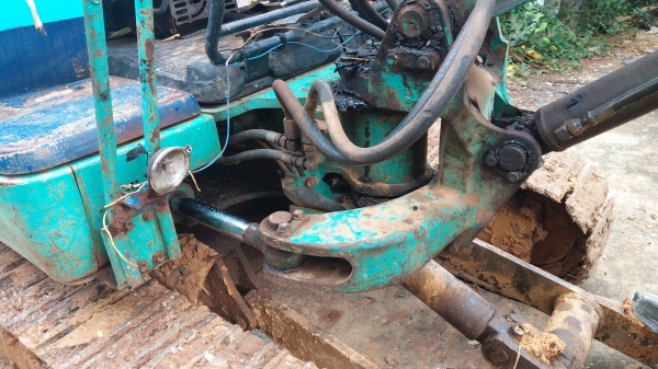 ขาย 245,000 KOMATSU pc 30-8 พร้อมหัวเจาะ เครื่องดี ปั้มแรง เอวแน่น ช่วงล่างเต็ม มีบุ้งกี๋ให้อีก 2 ลูก รถพร้อมใช้งาน รถอยู่ ขอนแก่น 090-772-3710 090-772-3708