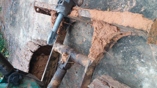 ขาย 245,000 KOMATSU pc 30-8 พร้อมหัวเจาะ เครื่องดี ปั้มแรง เอวแน่น ช่วงล่างเต็ม มีบุ้งกี๋ให้อีก 2 ลูก รถพร้อมใช้งาน รถอยู่ ขอนแก่น 090-772-3710 090-772-3708