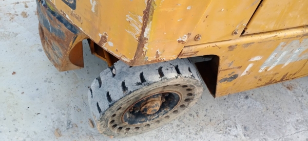 ลดราคาเหลือ 80,000 ขายฟอร์คลิฟต์ KOMATSU FD20-7 2 ตันราคา 100,000