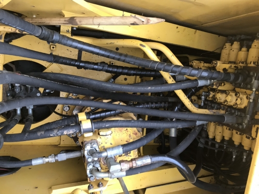 ขาย 1,400,000 KOMATSU pc 200-8 ไฟฟ้าครบ เครื่องดี ปั้มแรง เอวแน่น โซ่อ่อน รอนเลอร์ดี เอกสารแจ้งจำหน่าย รถพร้อมใช้งาน รถอยู่ มุกดาการ 090-772-3710 090-772-3708