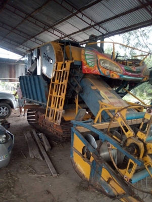 ขายรถเกี่ยวข้าวเกษตรพัฒนา ปลดหนี้ปี56 หน้ากว้าง3.30m เครื่องJo8c250เทอร์โบว์ ช่วงล่าง10เพลาใหญ่ พร้อมใช้งานสีเดิมโรงงาน