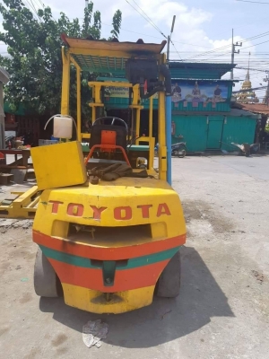 ขายฟอร์คลิฟต์TOYOTA 3ตันเสาสูง3เมตรเครื่องดีเซลเกียร์ออโต้ราคา 90,000