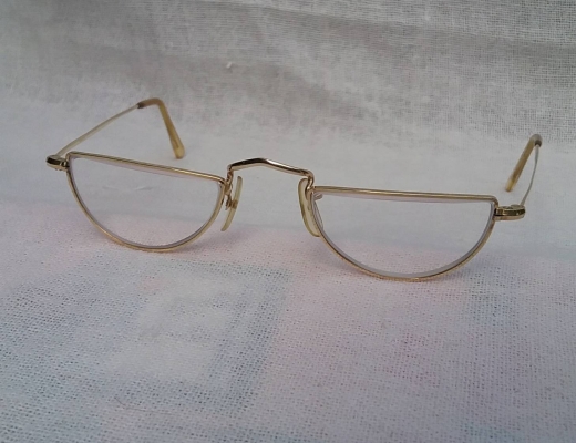 แว่นตาพระจันทร์ครึ่งดวง  'อัลก้า ผู้ยิ่งใหญ่'  ทศวรรษที่ '50s  ล้ำค่า - หายาก !  ทองโกลด์ฟิลด์อังกฤษ 12 K  สัดส่วนทองคำบริสุทธิ์  50\%  เลนส์สายตายาวมัลติโค้ท +200  Vintage ALGHA handmade in England  ข