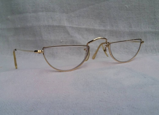 แว่นตาพระจันทร์ครึ่งดวง  'อัลก้า ผู้ยิ่งใหญ่'  ทศวรรษที่ '50s  ล้ำค่า - หายาก !  ทองโกลด์ฟิลด์อังกฤษ 12 K  สัดส่วนทองคำบริสุทธิ์  50\%  เลนส์สายตายาวมัลติโค้ท +200  Vintage ALGHA handmade in England  ข