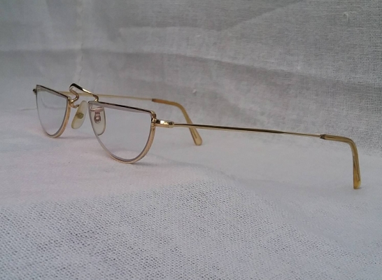 แว่นตาพระจันทร์ครึ่งดวง  'อัลก้า ผู้ยิ่งใหญ่'  ทศวรรษที่ '50s  ล้ำค่า - หายาก !  ทองโกลด์ฟิลด์อังกฤษ 12 K  สัดส่วนทองคำบริสุทธิ์  50\%  เลนส์สายตายาวมัลติโค้ท +200  Vintage ALGHA handmade in England  ข