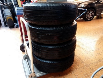 6รู139 ยางBrigedstoneดอกเต็มทุกเส้น 215 70 15 ปี14 ตจว รวมจัดส่งแล้วราคานี้ -กดเข้า www.phongcar2481.com มีสินค้าอีก -โทร 092-567-7374 และ 091-816-4725 พี LINE: PC2481 -ตจว จัดส่งถึงบ้าน พร้อมหลักฐานจัดส่ง