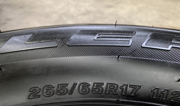 ยางป้ายแดง 265-65-17 Bridgestone ปี 19 ตุ่มเด้งๆทุกเส้น ยางป้ายแดง 265-65-17 Bridgestone ปี 19 ตุ่มเด้งๆทุกเส้น