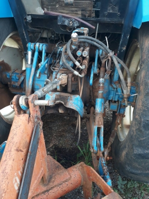 ขายด่วน FORD 6640 - 2 เพลา ตู้เก๋ง คานหน้าคาเรโร่ สวยจัดพร้อมใช้งาน อุปกรณ์ครบ ใบดันหน้า,ผาน 7 เครื่องดีเกียร์ดีใช้งานได้ปกติดีทุกอย่าง เอกสารสัญญาซื้อขาย