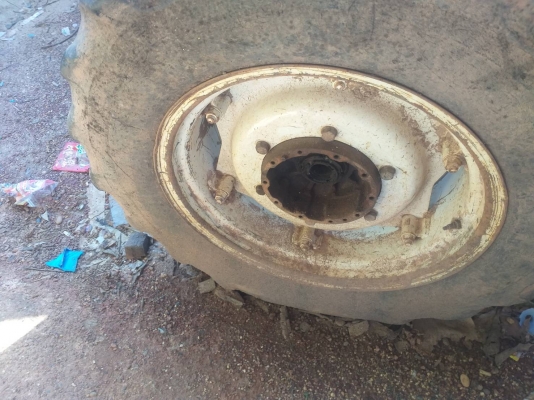 ขายด่วน รถไถ NEW HOLLAN T77 สองเพลา ขายตามสภาพ ชุดเพลาหน้าถอดเฟืองออกทั้งสองข้าง เครื่องเกียร์ดี ระบบไฮดรอลิดพร้อมใช้งาน สนใจสอบถาม 093 0764943  คุณ ตั้ม ราคา 280000