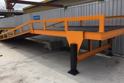 แลมป์ขึ้นสินค้า พร้อมขาช้าง สภาพใหม่มากๆ ปรับระดับได้ สินค้ามี2 ตัว