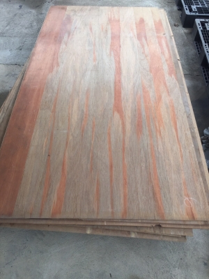 แผ่นอัด สภาพดี ความหนา 10-20 มิลลิเมตร