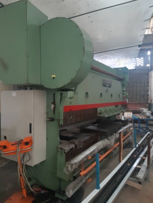 เครื่องพับ 150 ตัน 4 เมตร ระบบ แอร์ คลัช พับยาว 4 เมตร ได้หนา 6 มิล ราคา 400000 บาท บาท