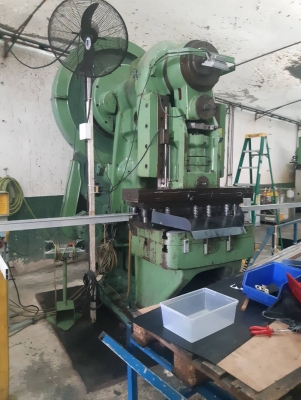 เครื่องปั๊มขนาด 200 ตัน ระบบแอร์คลัช ราคา 500000 บาท