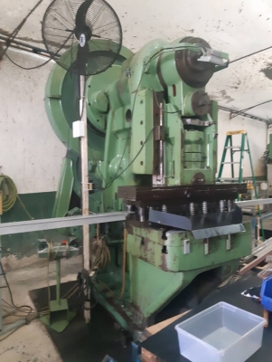 เครื่องปั๊มขนาด 200 ตัน ระบบแอร์คลัช ราคา 500000 บาท