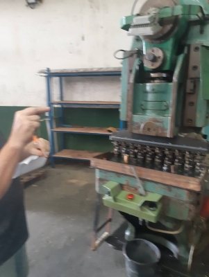 เครื่องปั๊ม 100 ตัน ระบบ แอร์ คลัช อเมริกา 250000 บาท