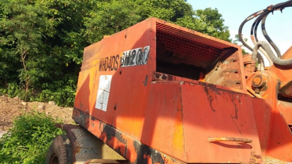 ขาย 325,000 รถแบคโฮล้อยาง HITACHI WH04DS 2 เพลา พร้อมลายหัวเจาะ เครื่องดี ปั้มแรง เอวแน่น ยางดี มีเท้าช้าง รถพร้อมใช้  รถอยู่ สระบุรี 090-772-3710 090-772-3708