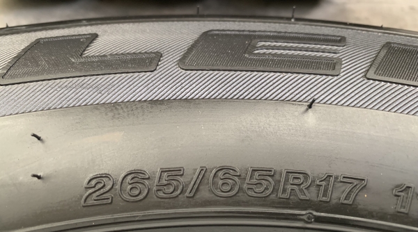 ยางป้ายแดง 265-65-17 Bridgestone ปลายปี 18 ตุ่มเป้ง มีเส้นสี ยางป้ายแดง 265-65-17 Bridgestone ปลายปี 18 ตุ่มเป้ง มีเส้นสี