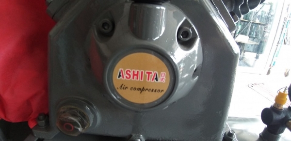 ปั๊มลม ASHITA 2สูบ ถัง 300ลิตร (สินค้ามือหนึ่ง) มอเตอร์ 5.5 hp. ไฟ 220V.