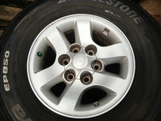 ขายแม็ก TOYOTA พร้อมยางบริดจสโตน 255/70R15 ชุดนี้สวยมากครับ ใช้งานมาน้อยมาก ชุด 6500
