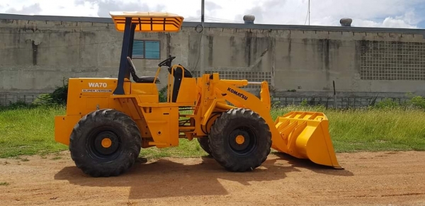 รถตัก KOMATSU WA70-1 ตักได้1คิว  ระบบเลี้ยวเอว เอวอ่อน 4สูบ เครื่องยนต์KOMATSU 4D95  ระบบเครื่องยต์และทอลค์ สมบูรณ์แบบ เก่านอกไม่เคยใช้งานในไทย ราคา550,000 บาท สนใจติดต่อ  #KPGแทรคเตอร์  081-8416818 , 083-4355829 รับรองคุณภาพ ติดต่อสอบถามได